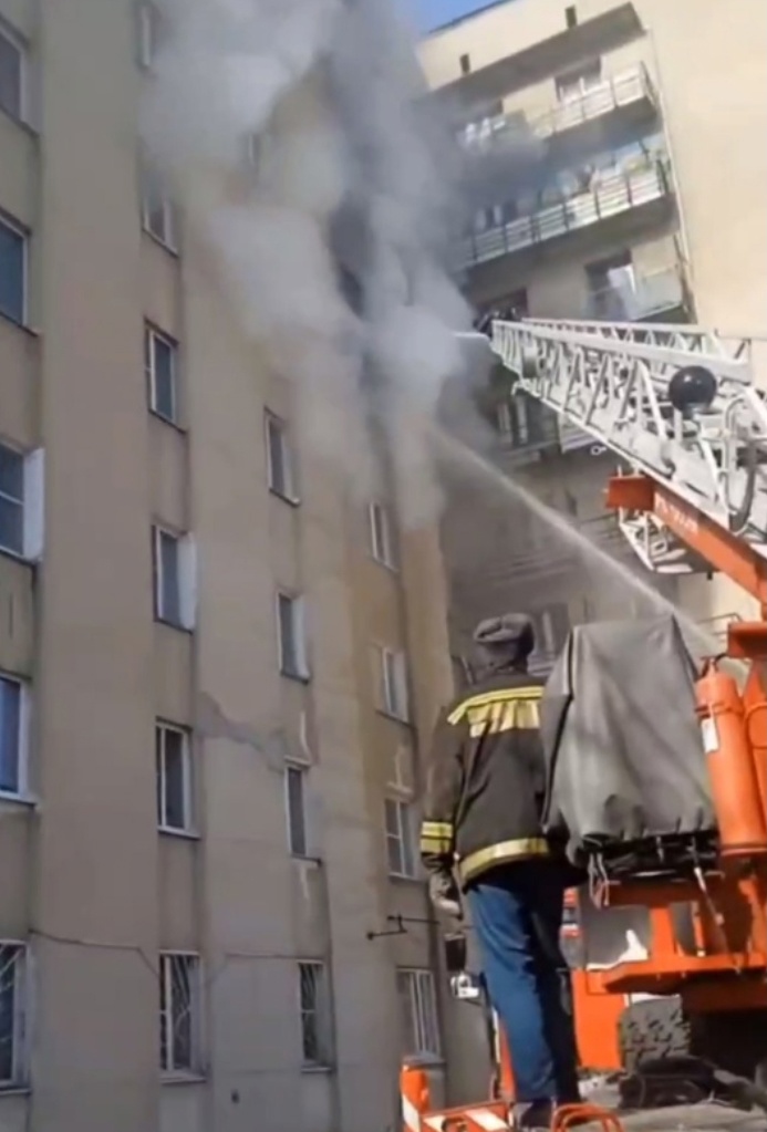 Более 40 человек эвакуировали из горящей многоэтажки на улице Народной