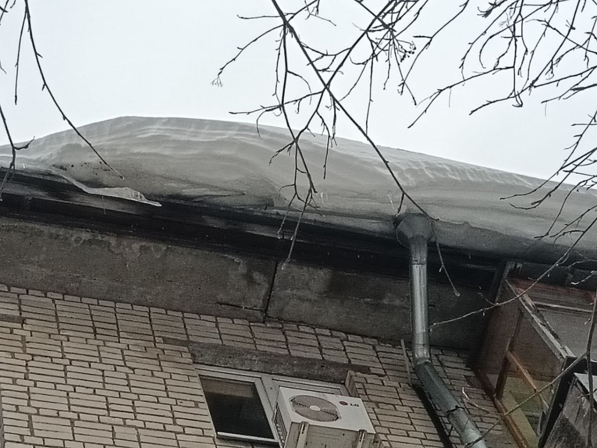 Упавшие с крыши ледяные глыбы разбили автомобили на улице Рождественской