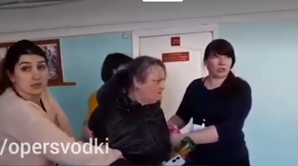 Жительница Дзержинска, пытавшаяся поджечь урну на выборах, работала гардеробщицей в больнице
