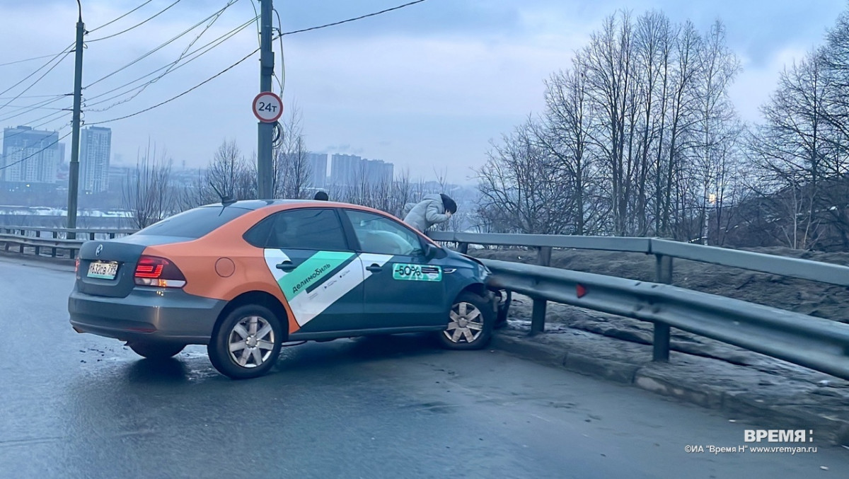 Водитель автомобиля-каршеринга попал в ДТП на Молитовском мосту