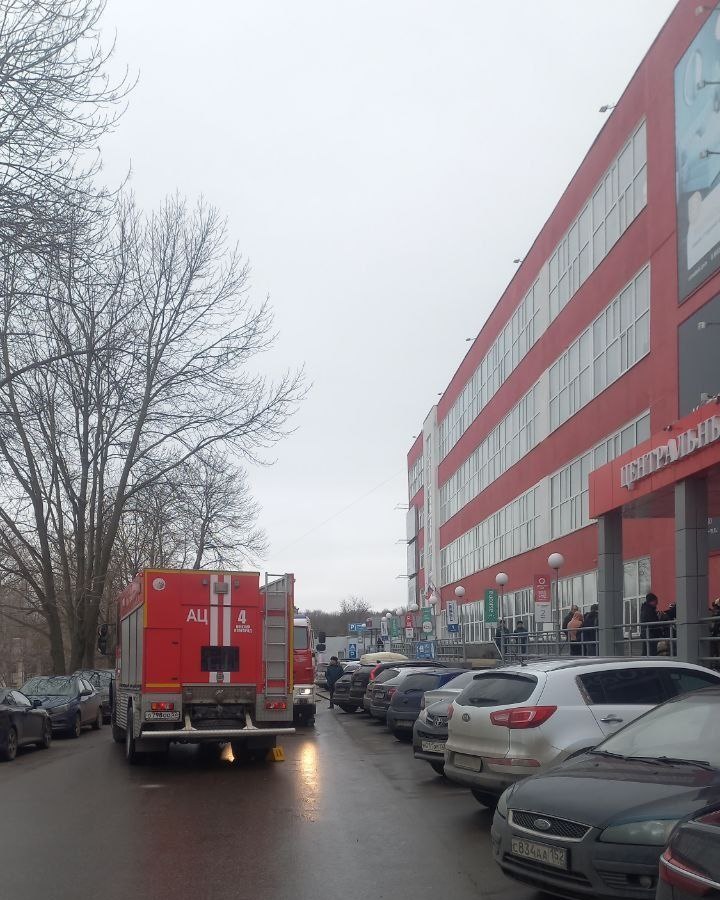 Пожарные расчеты стянуты к торгцентру БУМ в Нижнем Новгороде