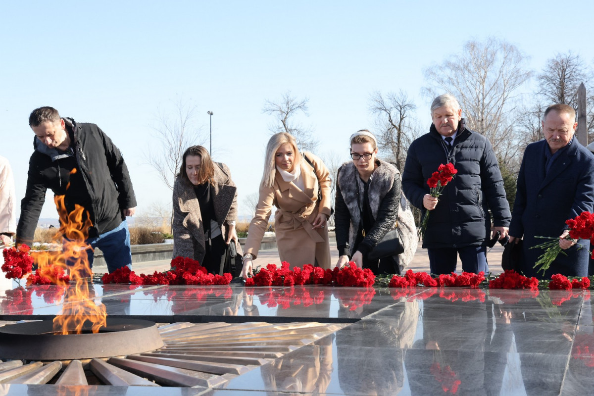 Организаторы и гости премии «СВОИМ» возложили цветы к Вечному огню в Нижегородском кремле
