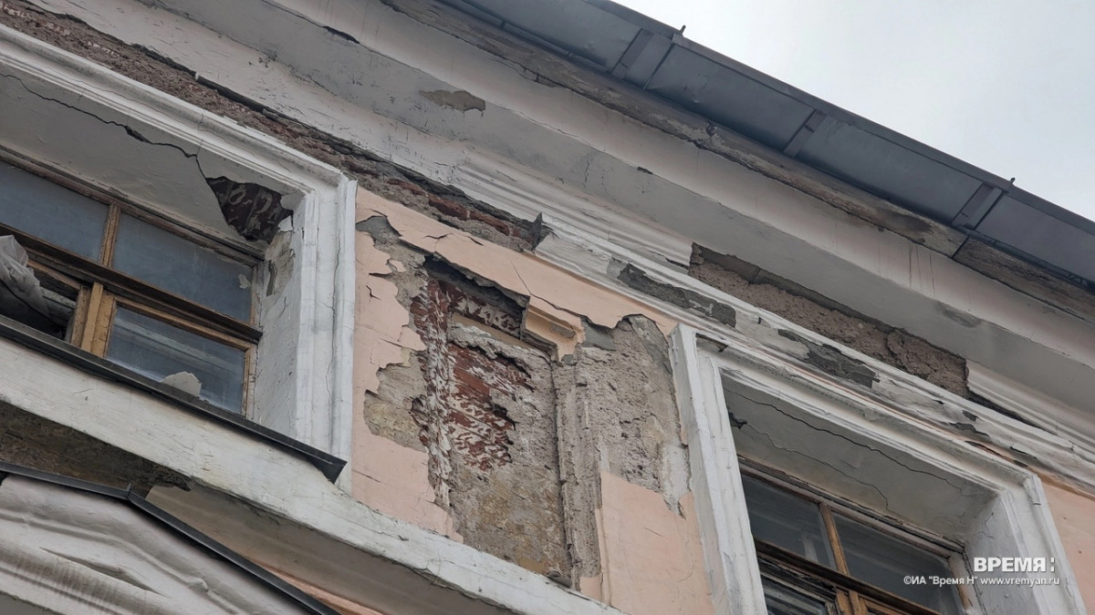 Специалисты удалят аварийные слои со старинного дома на Алексеевской