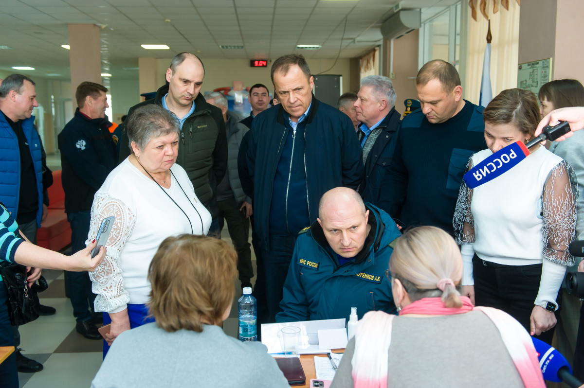 Куренков и Комаров посетили один из пунктов временного размещения