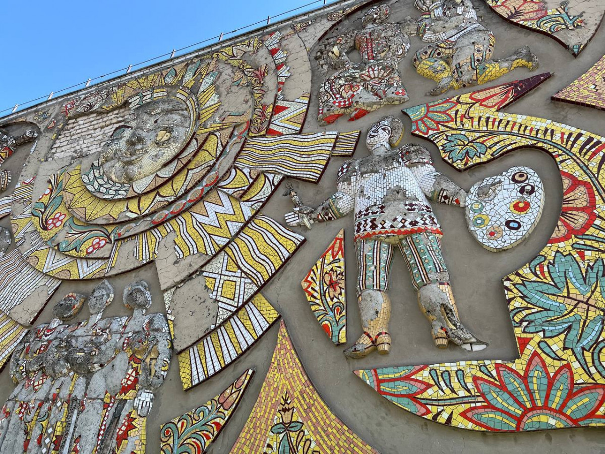 Мозаику на фасаде ДК в Володарске хотят отреставрировать