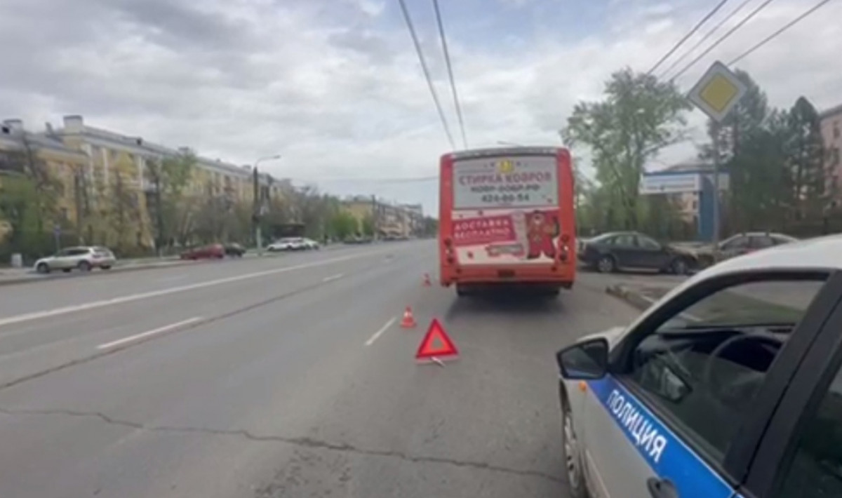 Иномарка влетела в автобус на проспекте Ленина в Нижнем Новгороде