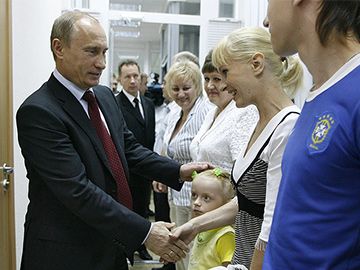 Путин жмет руки людям