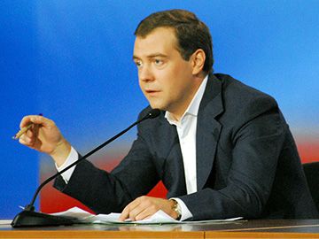 Медведев за трибуной