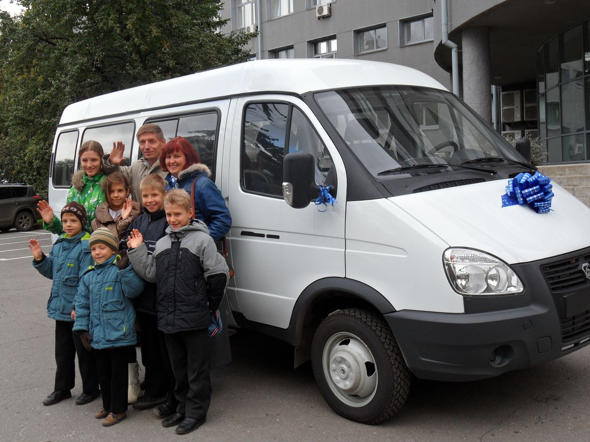 Положен автомобиль. Газель для многодетной семьи. Автомобиль Газель для многодетной семьи. Микроавтобуса многодетным. Семейная Газель для многодетных.