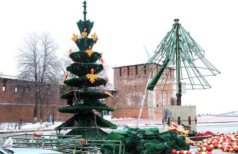 Ель нижний новгород. Нижний Новгород площадь Минина елка. Нижний Новгород елка на Минина. Новогодняя елка на площади Минина Нижний Новгород. Елка площадь Минина.