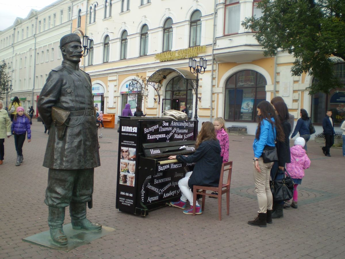 Ем новгороде. Большая Покровская музыканты. Украшение большой Покровской. Большая Покровская украшена. Большая Покровская художники музыканты.