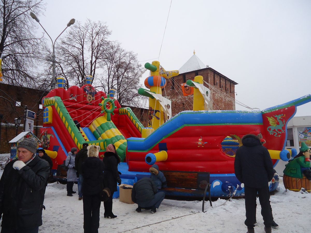 Сегодня в нижнем. Площадь Минина Нижний Новгород 2021. Горка на площади Минина Нижний Новгород 2020. Новогодний городок в Нижнем Новгороде 2021. Горки на площади Минина Нижний Новгород 2021.