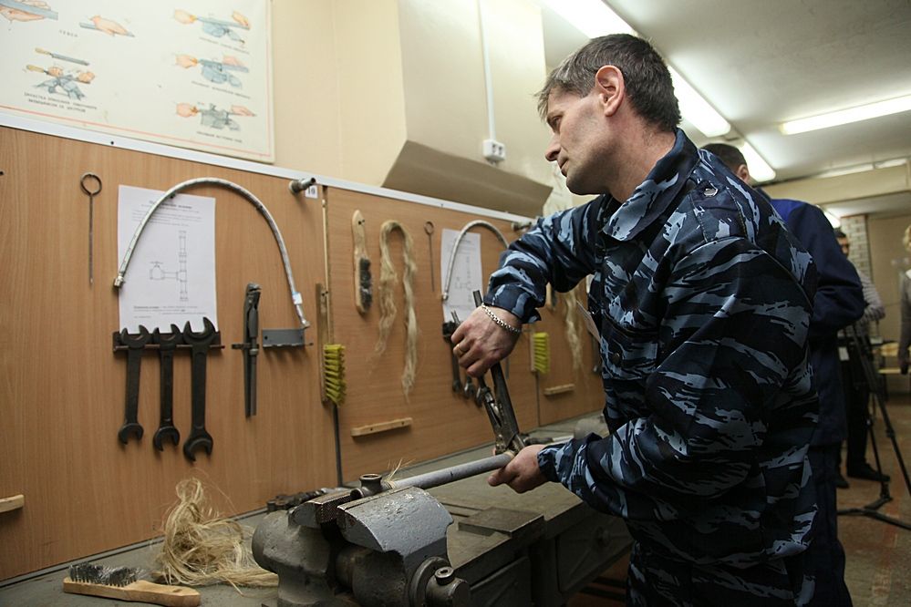 Дежурный слесарь сантехник сутки трое в москве. Слесарь-сантехник. Слесарь пту. Слесарь ЖКХ. Училище на сантехника.