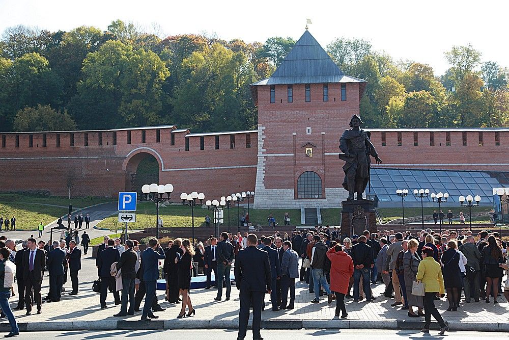 Открытие первый. Нижневолжская набережная памятник Петру 1. Памятник Петру Зачатская башня Нижегородском Кремле. Памятник Петру в Нижнем Новгороде. Пётр 1 в Нижнем Новгороде.