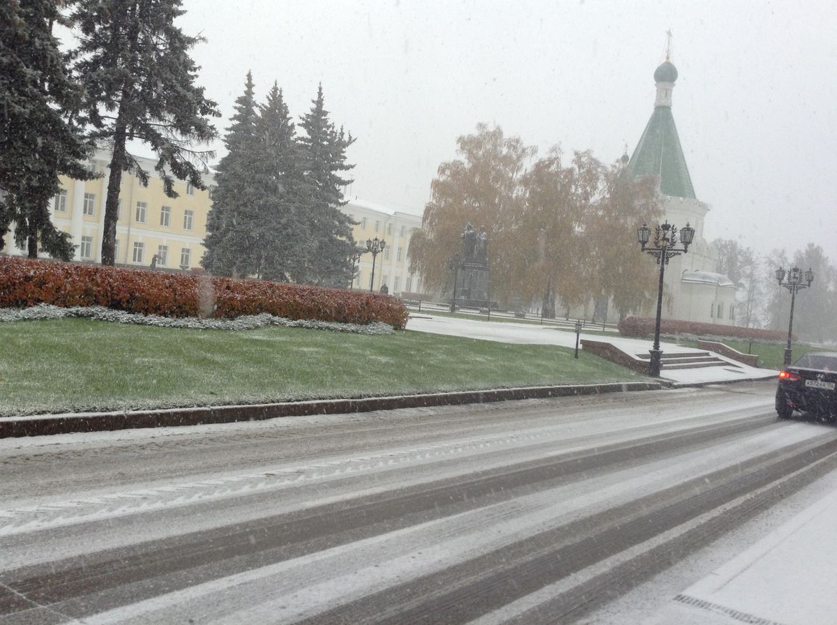 Снег в нижнем новгороде. Первый снег в Нижнем Новгороде. В Нижнем Новгороде выпал снег. Снег в Нижнем Новгороде сегодня. Великий Новгород первый снег.