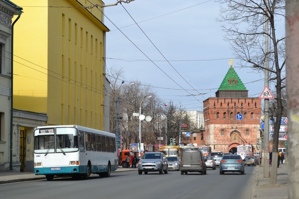 Нижегородский транспорт. Общественный транспорт Нижний Новгород. Площадь Минина транспорт. Трамвай на площади Минина.