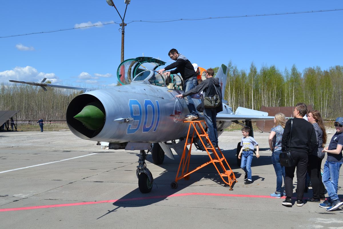 Самолет нижний. Аэродром завода Сокол Нижний Новгород. Авиабаза Сокол Нижний Новгород. Авиашоу завод Сокол. Аэродром авиационного завода Сокол.