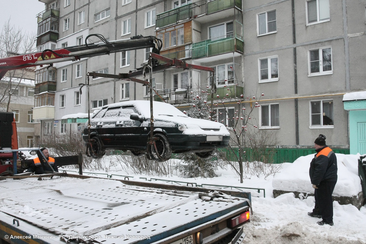 Эвакуатор работает при уборке снега во дворах Нижнего Новгорода |  Информационное агентство «Время Н»