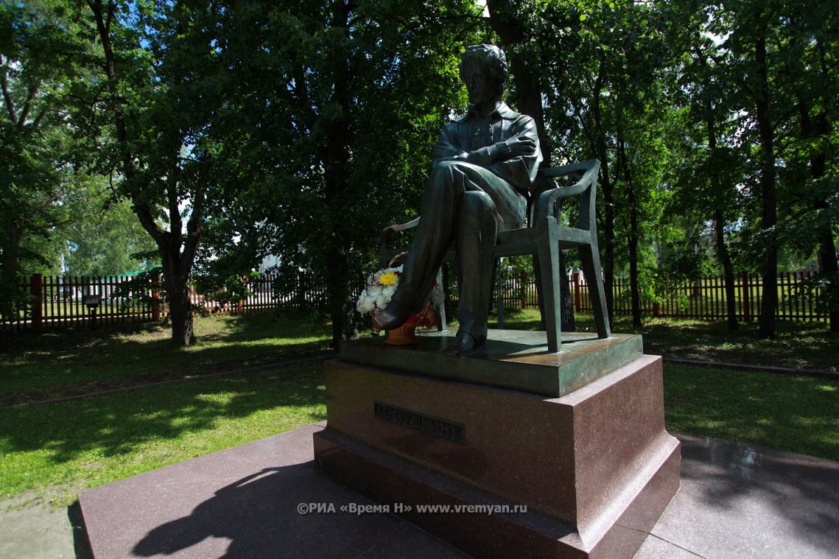 Пушкин нижний. Памятник Пушкину в Нижнем Новгороде. Достопримечательности Нижнего Новгорода парк Пушкина. Пушкин в Нижнем Новгороде. Григорий Гаврилович Пушкин.