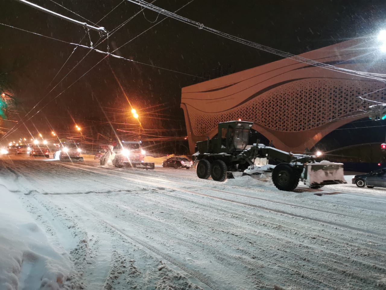 Нижний новгород снег. Уборка снега в Нижнем Новгороде 2021. Снегопад. Нижний Новгород снег 2021. Военная техника для уборки снега.