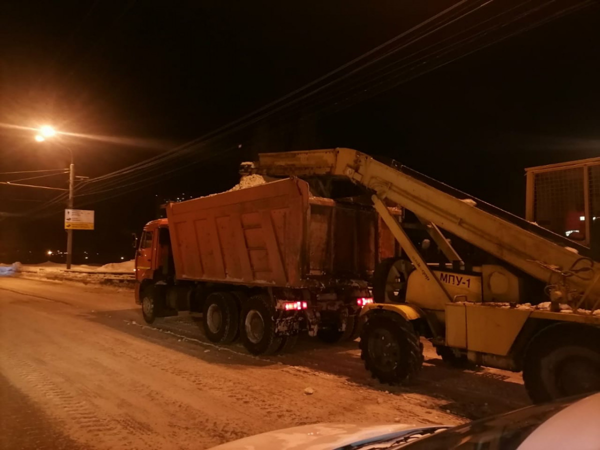 Около 60 единиц спецтехники убирает снег с улиц Приокского района