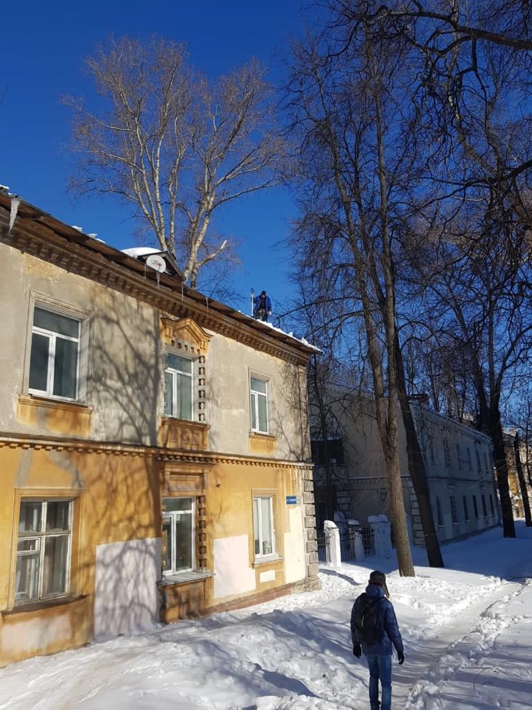 Крыши домов очищают от сосулек и снега в Советском районе