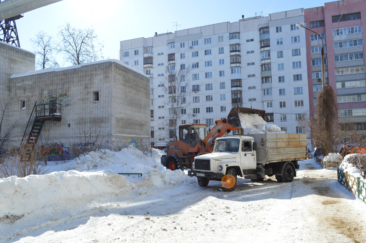 Почти 400 человек убирают снег в Московском районе