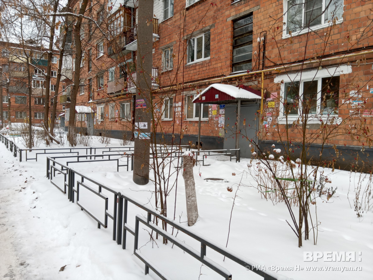 Несколько вёдер воды натекло в натяжной потолок с крыши дома на бульваре  Мира | Информационное агентство «Время Н»