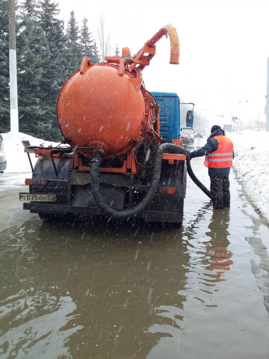 На 15 улицах Автозаводского района откачивают талые воды | Информационное  агентство «Время Н»