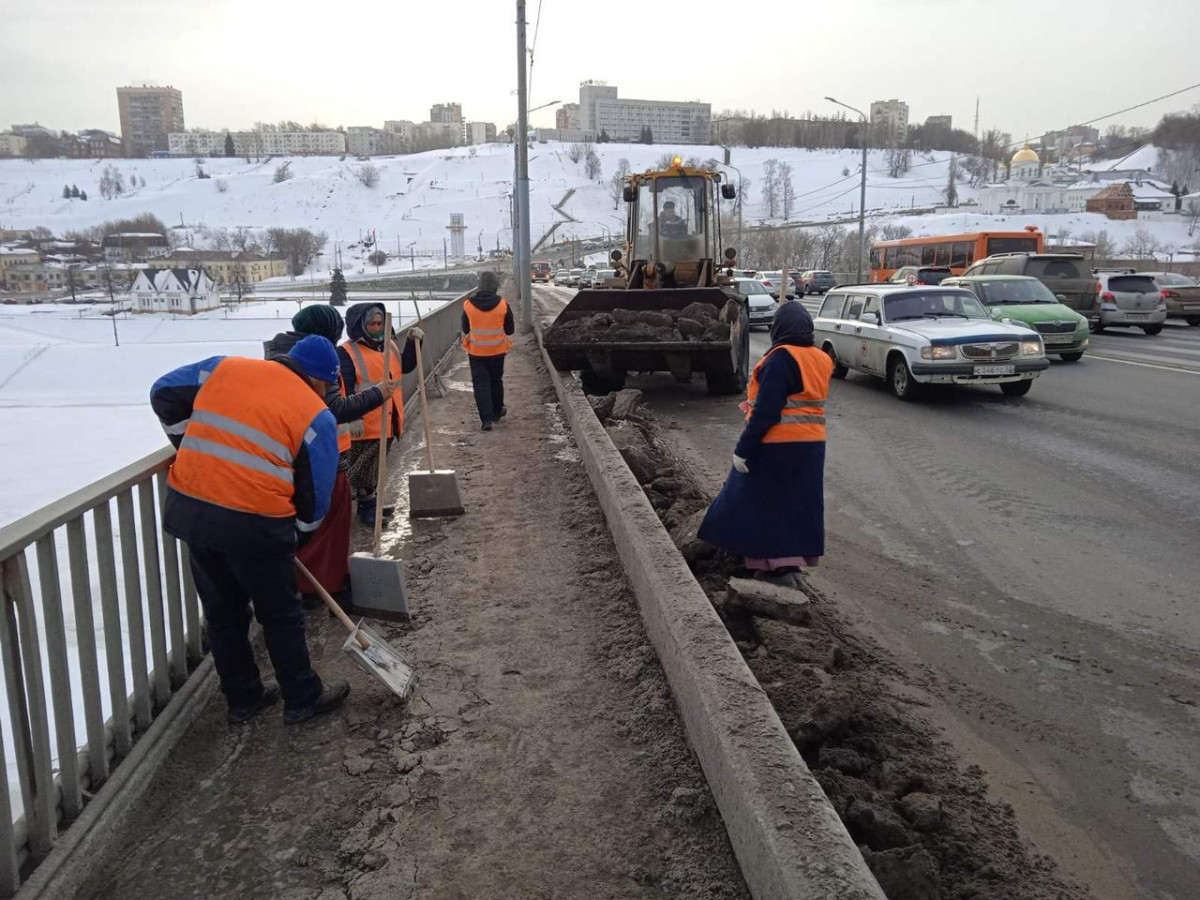 Новости про нижнем новгороде. Очистки тротуаров мостов от снега. Уборка снега в Нижнем Новгороде. Уборка моста. Уборка снега тротуары.