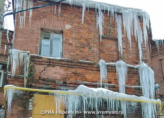 В зимнее время крыши карнизы зданий должны своевременно очищаться от снега и наледи ржд