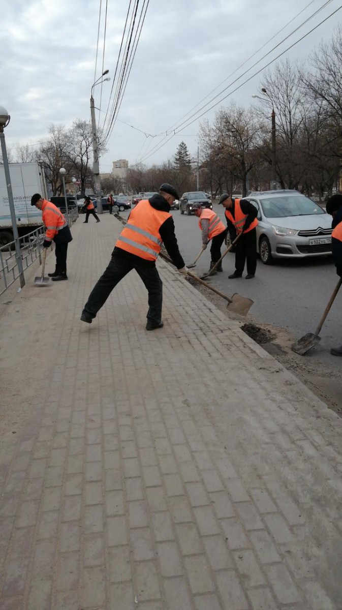 В парках и скверах Ленинского района коммунальщики убрали «зимний» мусор