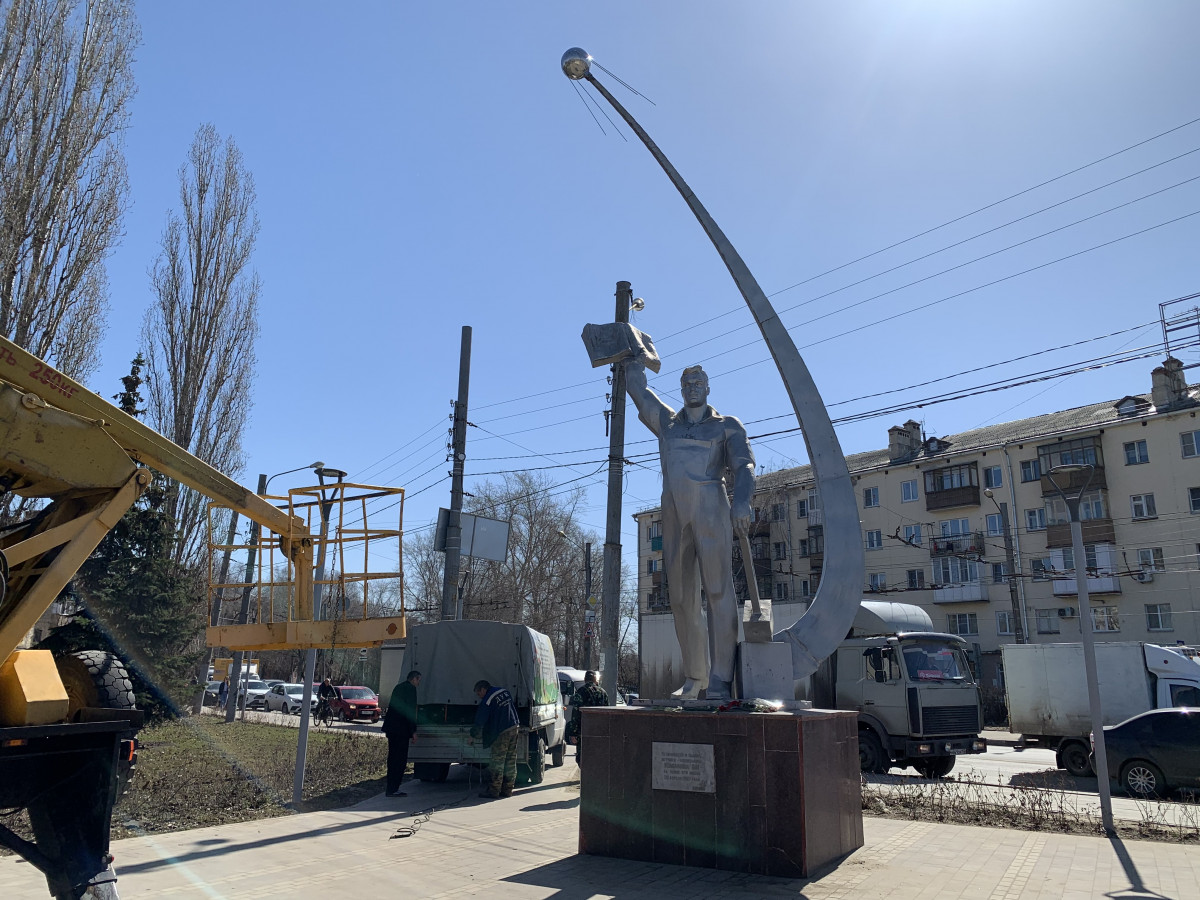 Макет спутника появился на нижегородском памятнике летчику-космонавту  Комарову | Информационное агентство «Время Н»