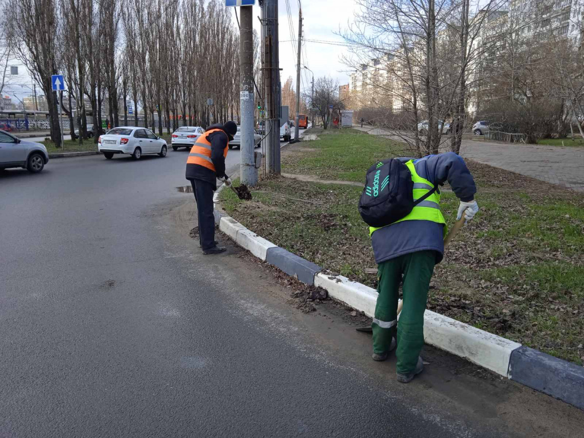 Нижний выйти. Дворники на улице. Дорожные рабочие чистка дорожных колодцев. Ливневки Советский район Нижний Новгород. Уборка тротуаров Нижний Новгород.