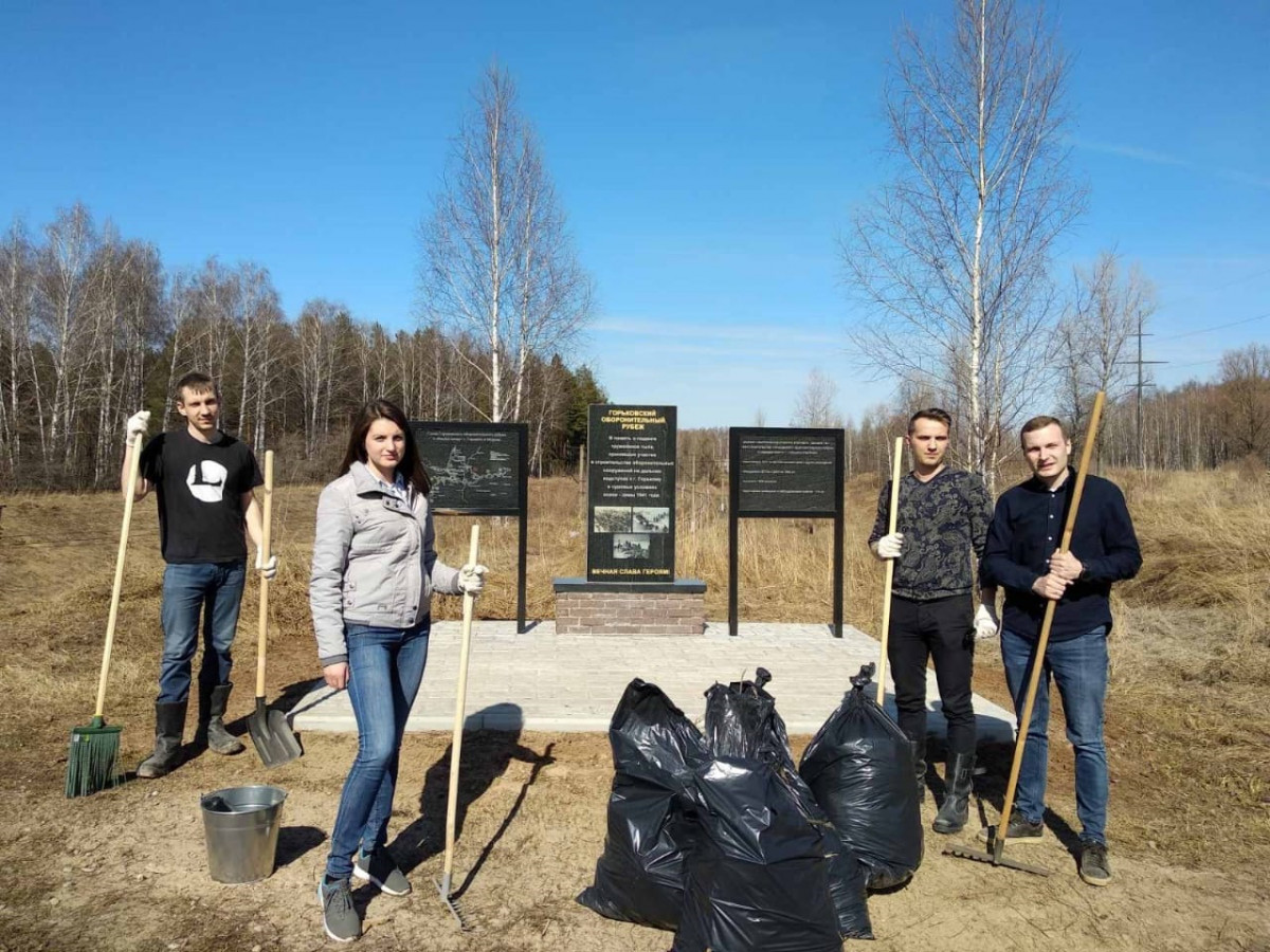 Волонтеры «Нижновэнерго» провели субботник у памятника строителям Горьковского оборонительного рубежа