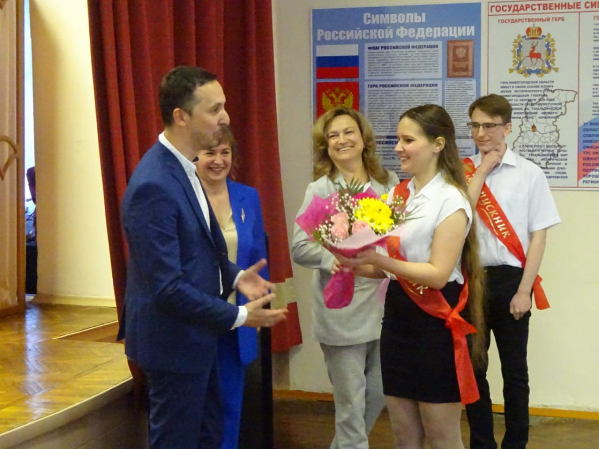 Мелик-Гусейнов поздравил выпускников школы-интерната для слепых и слабовидящих детей с окончанием учебного года