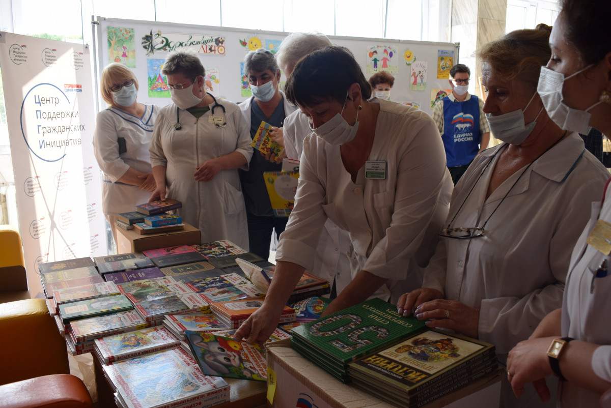 В областную детскую больницу передали книги и игры для маленьких пациентов