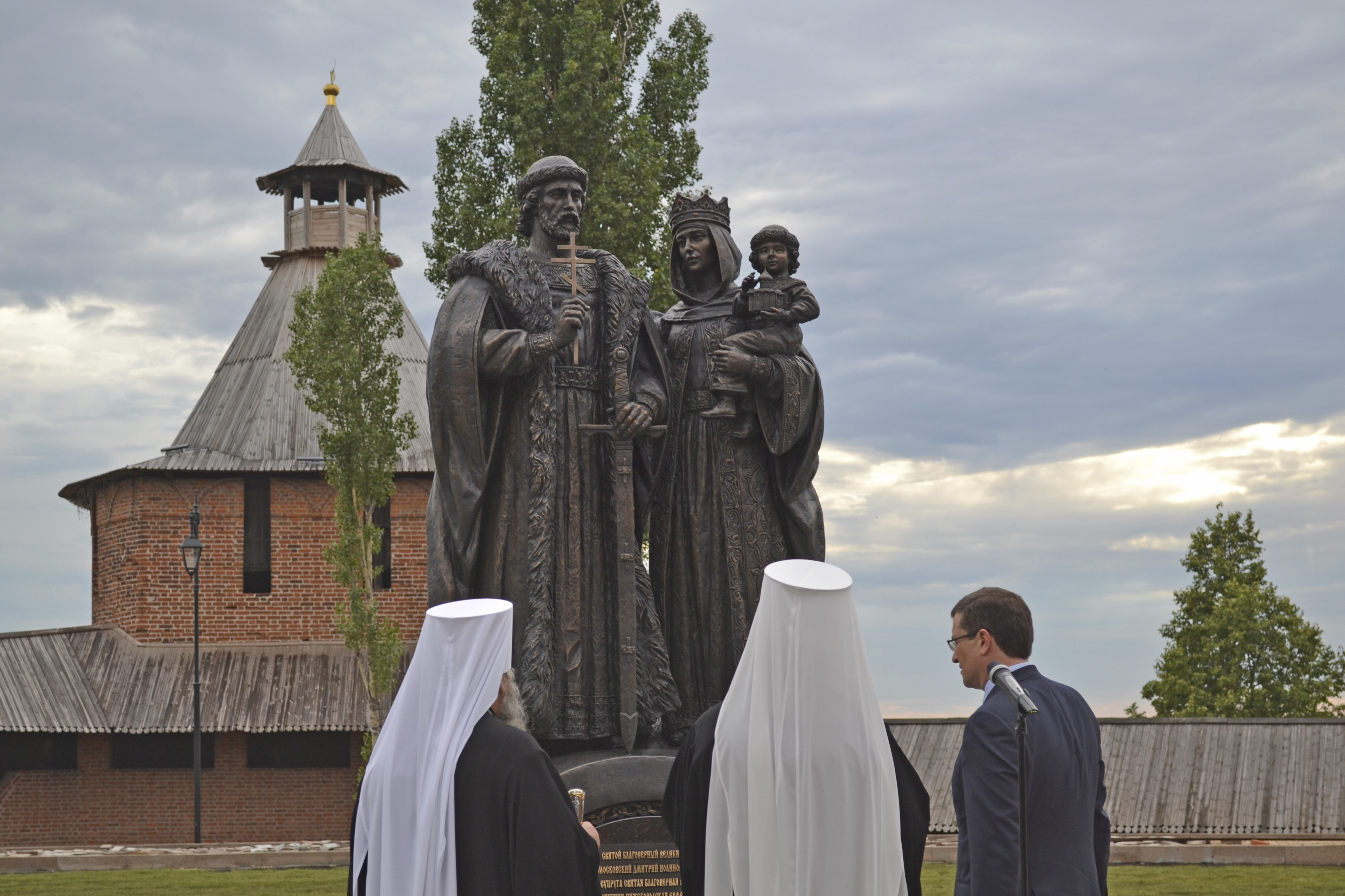 Тула донской. Дмитрий Донской и супруга Ефросиния Нижний Новгород. Памятник Дмитрию Донскому и Ефросинии. Памятник Дмитрию Донскому в Нижнем Новгороде. Нижегородский Кремль памятник Дмитрию Донскому.