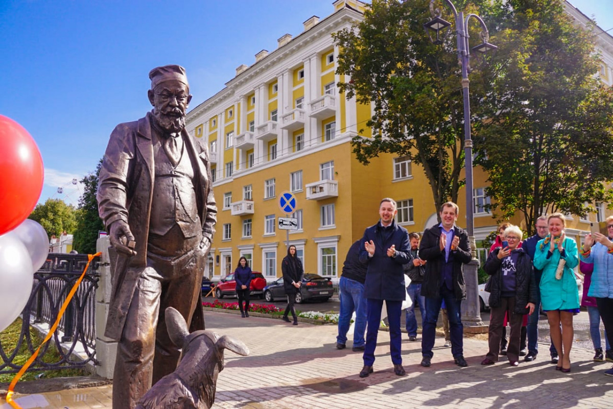 Скульптура булгаковского профессора Преображенского установлена на  Верхне-Волжской набережной | Информационное агентство «Время Н»