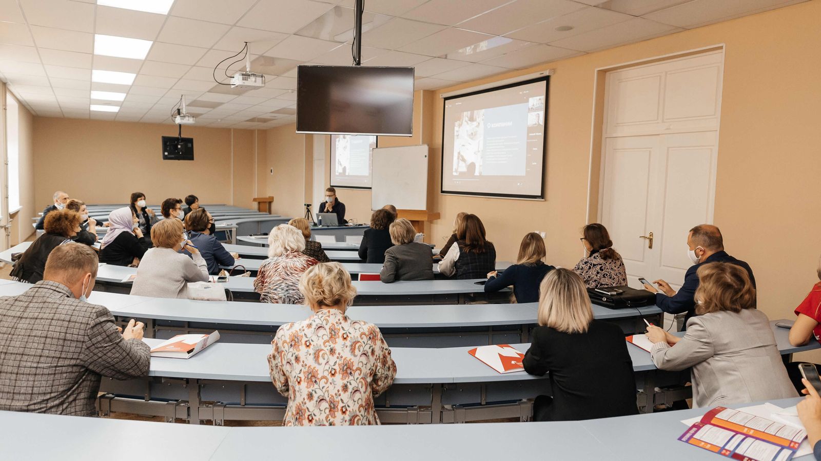 Мининский университет преподаватели. Преподавательница вуза.