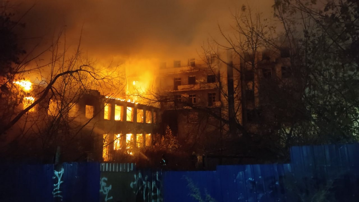 Дом чекиста горит в Нижнем Новгороде утром 20 октября