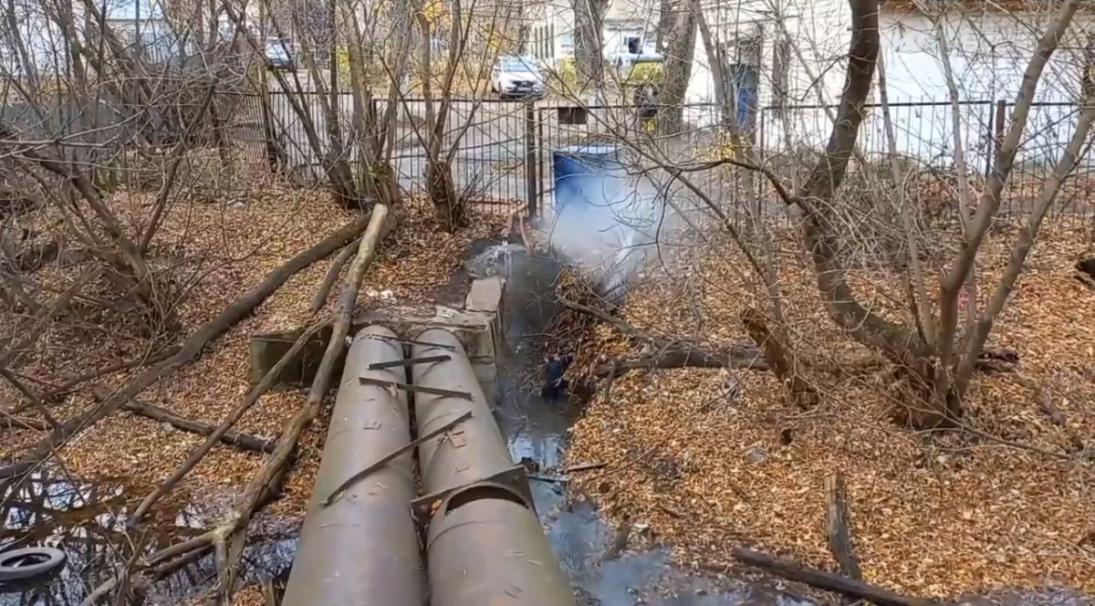 Котельная сливает горячую воду в реку Борзовка в Ленинском районе