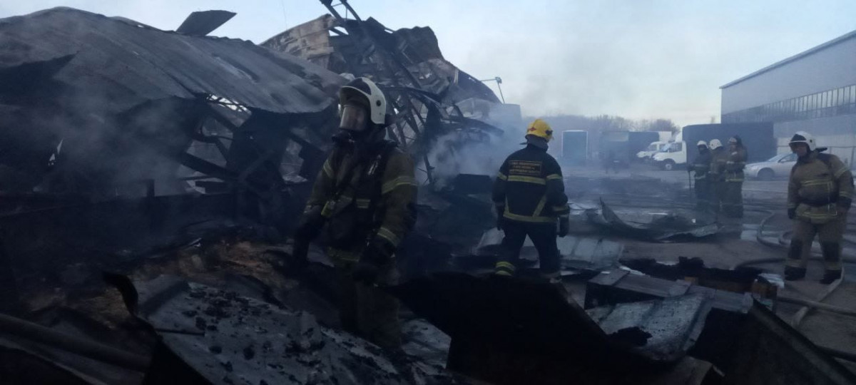На месте крупного пожара в Нижнем Новгороде рухнул ангар