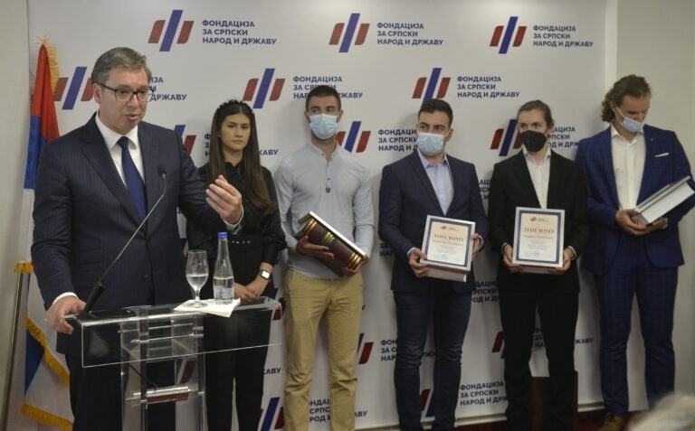 Президент Сербии Вучич передал диплом за победу в конкурсе студентке НГЛУ