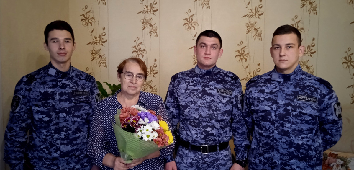 Сотрудники нижегородского Управления Росгвардии поздравили маму погибшего коллеги с Днем матери