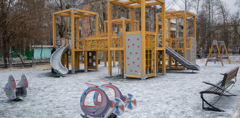 Новую игровую площадку в формате «полосы препятствий» установили в Ленинском районе