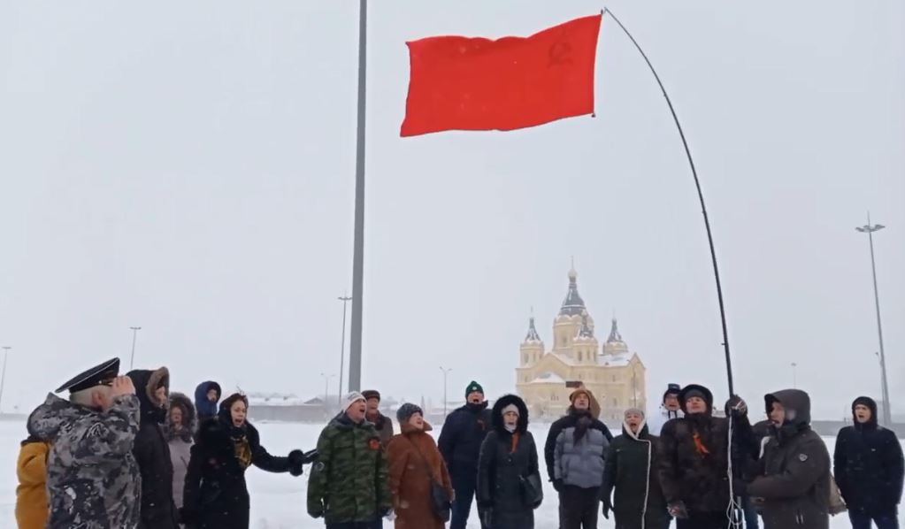 В москве подняли флаг. Поднятие флага 25 декабря. Спущенное красное Знамя Кремль. Поднятие флага СССР В Кремле. 25 Декабря 1991 спуск флага.