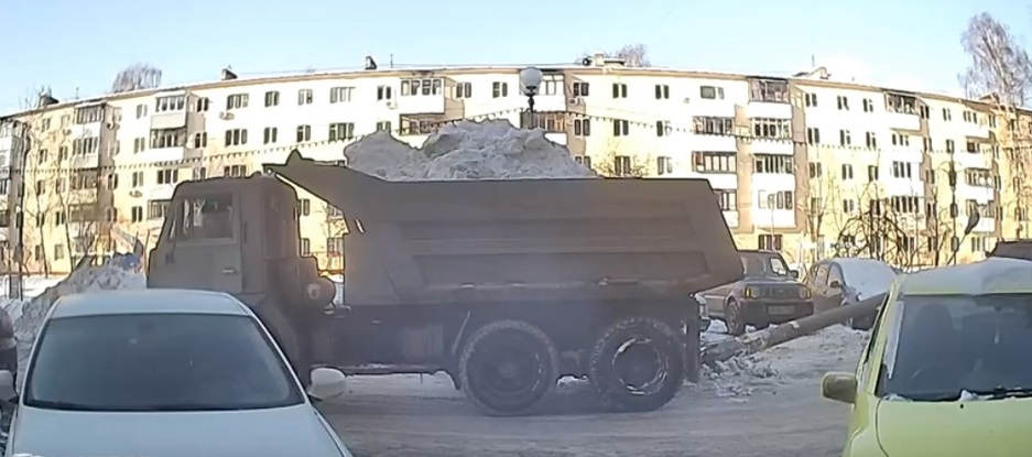 Нижегородский коммунальщик сбил фонарный столб на улице Шаляпина