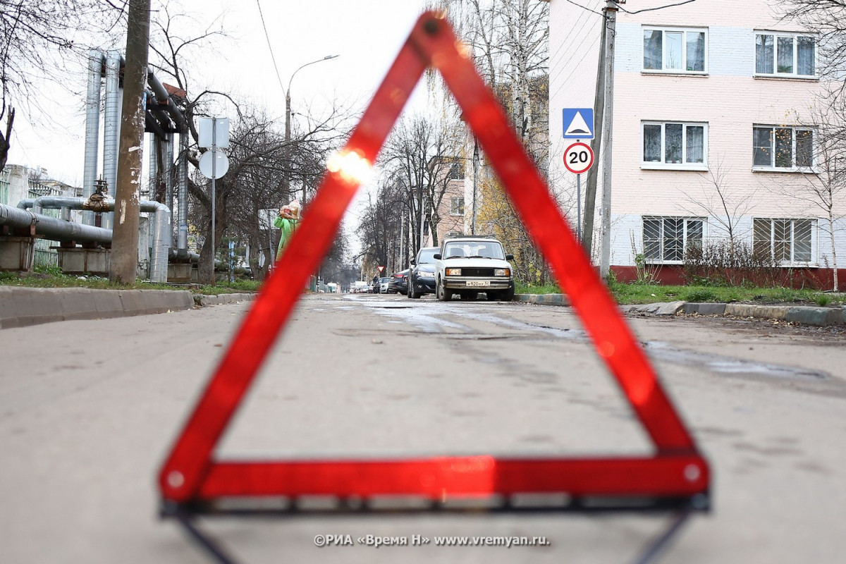 Автомобиль протаранил экопункт на пересечении улиц Ванеева и  Республиканской | Информационное агентство «Время Н»