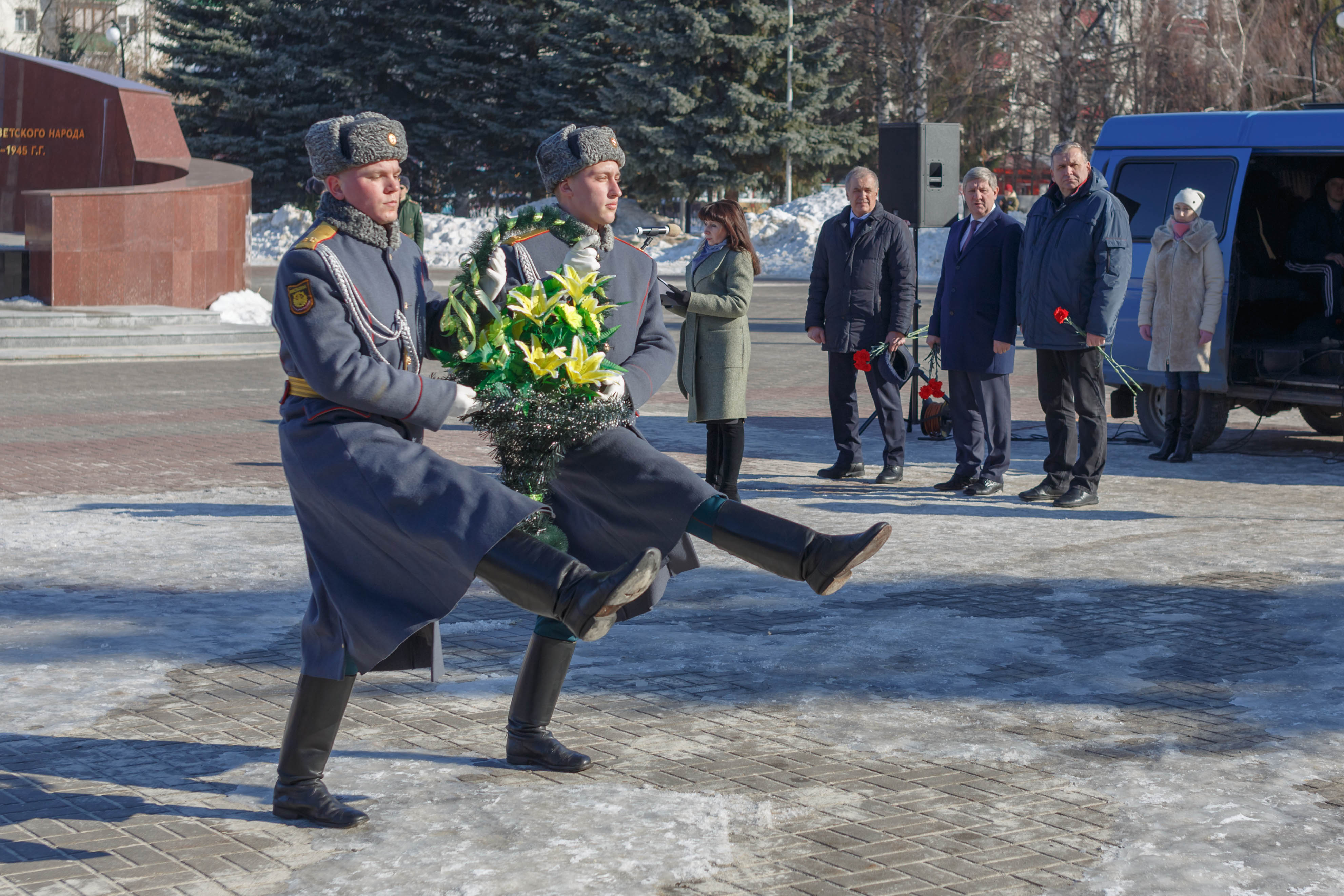 Памятник герою